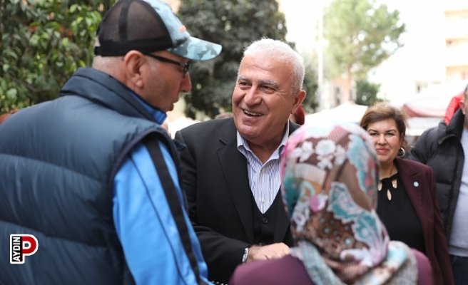 Başkan Atay vatandaşın dertlerini dinliyor