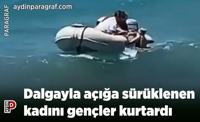 Dalgayla açığa sürüklenen kadını gençler kurtardı