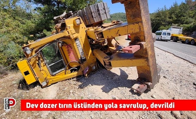 Dev dozer tırın üstünden yola savrulup, devrildi