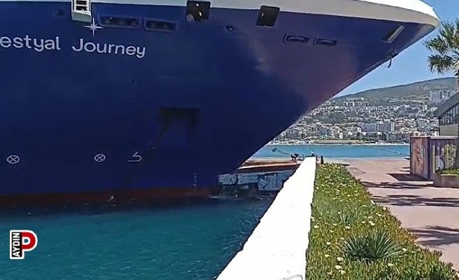 Dev gemi iskeleye böyle çarptı