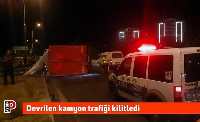 Devrilen kamyon trafiği kilitledi