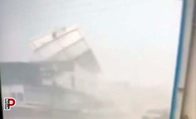 Fırtınaya dayanamayan bir binanın çatısı saniyeler içinde yok oldu