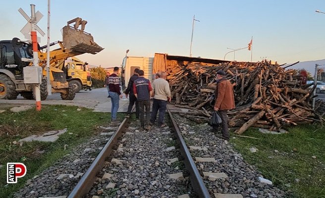 Hemzemin geçitte kamyon devrildi, seferler durdu