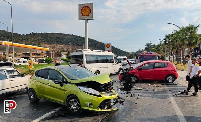 İki otomobil kafa kafaya çarpıştı: 1 yaralı