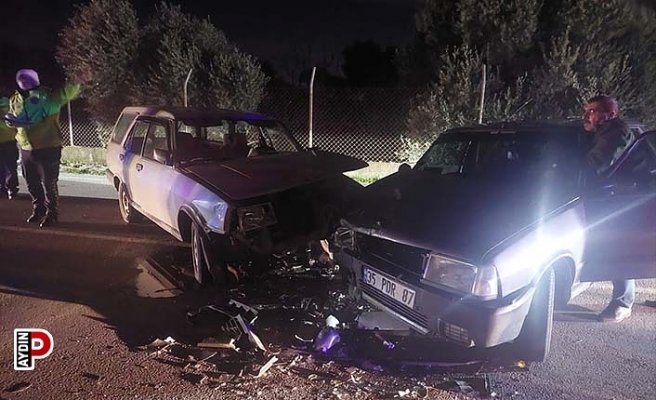 İki otomobil kafa kafaya çarpıştı: 3 yaralı