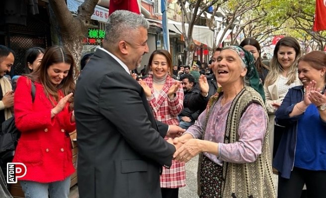 İncirliova CHP’li Gökmen’i bağrına basıyor