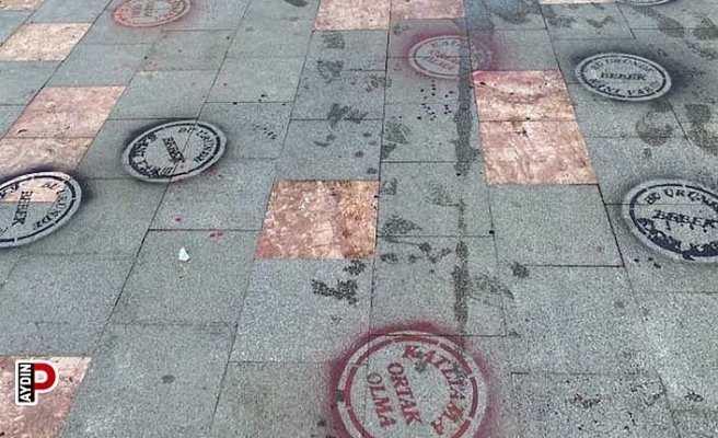 İsrail’i sprey boyalarla protesto ettiler