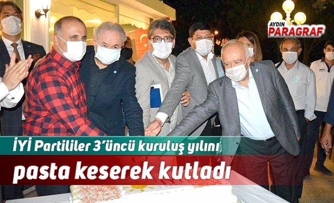 İYİ Partililer 3’üncü kuruluş yılını pasta keserek kutladı