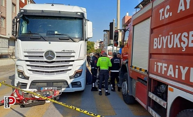 Kamyonun altında kalan motosiklet sürücüsü hayatını kaybetti
