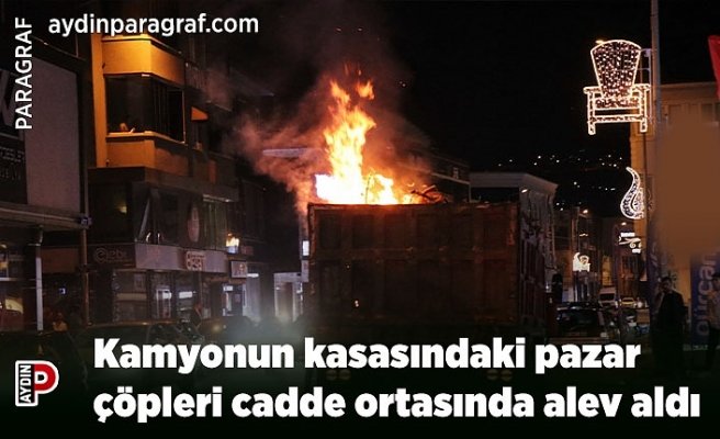 Kamyonun kasasındaki pazar çöpleri cadde ortasında alev aldı