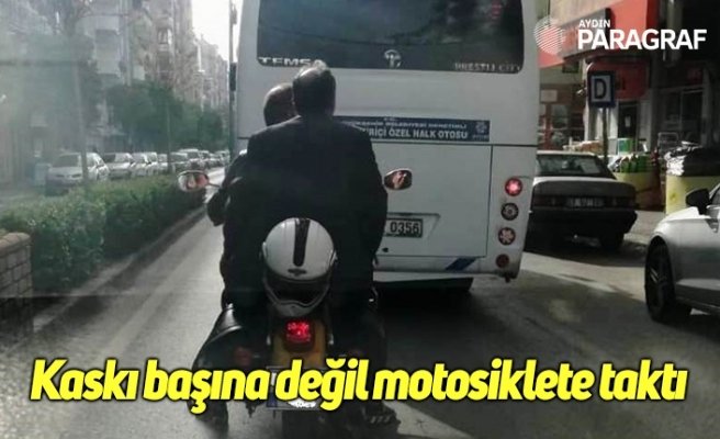 Kaskı başına değil motosiklete taktı