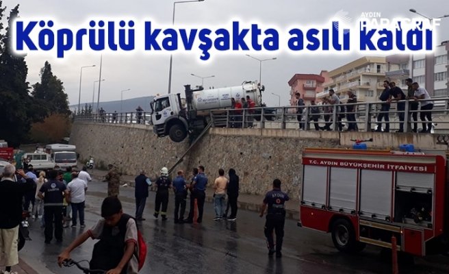 Köprülü kavşakta asılı kaldı