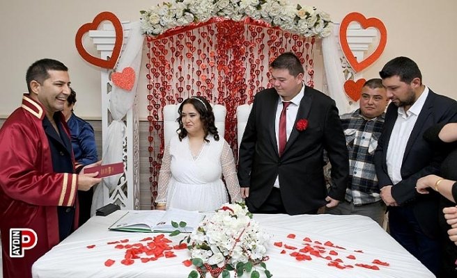 Kuşadası’nda Sevgililer Günü’nün ilk nikâhını Başkan Ömer Günel kıydı