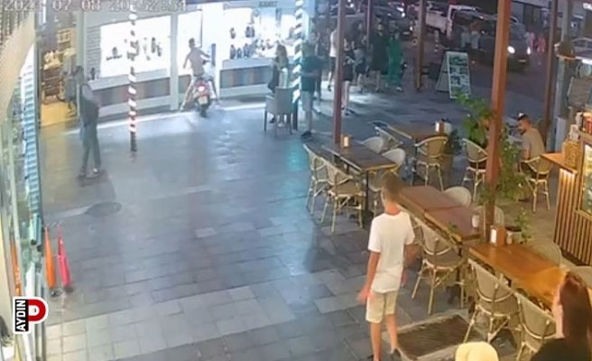 Motosikleti ile kuyumcu dükkanına daldı