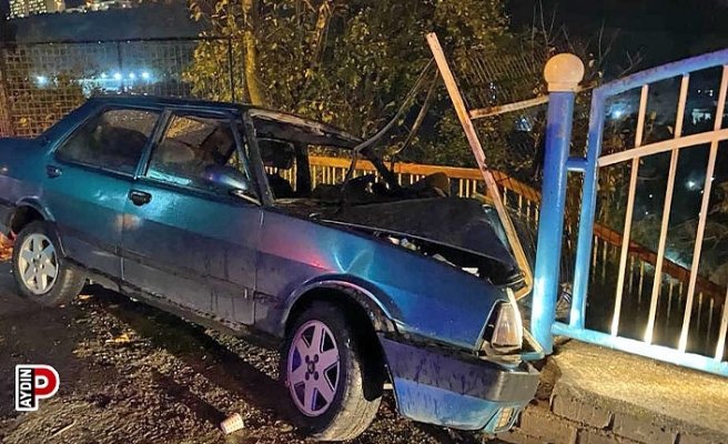 Otomobil demir korkuluklara ok gibi saplandı