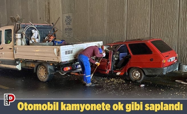 Otomobil kamyonete ok gibi saplandı