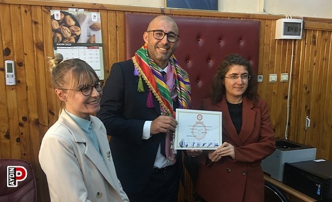 Rozetini çıkardı göreve başladı