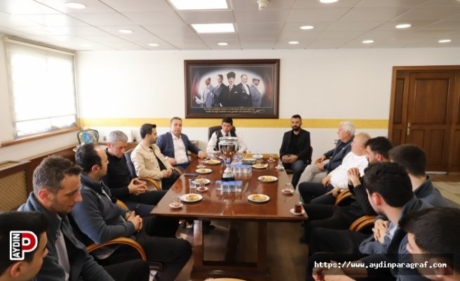 ŞAMPİYON NAZİLLİ BELEDİYESPOR VOLEYBOL TAKIMI BAŞKAN ÖZCAN’A KUPAYI TESLİM ETTİ