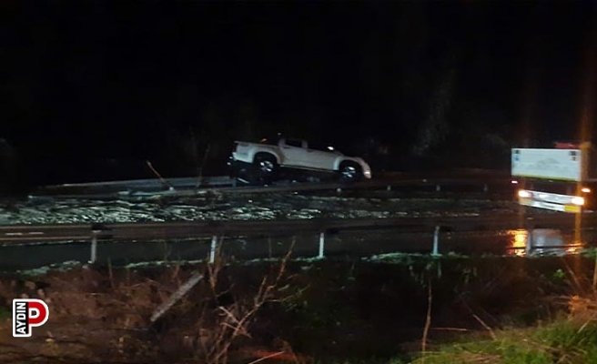 Sel suları yol kapattı, iki araç yol kenarında askıda kaldı