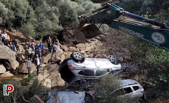 Sele kapılan araçlar kurtarılıyor