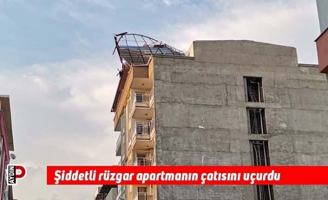 Şiddetli rüzgar apartmanın çatısını uçurdu
