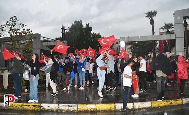 Söke'de Cumhurbaşkanı Erdoğan'ın seçim zaferi meydanda kutlandı