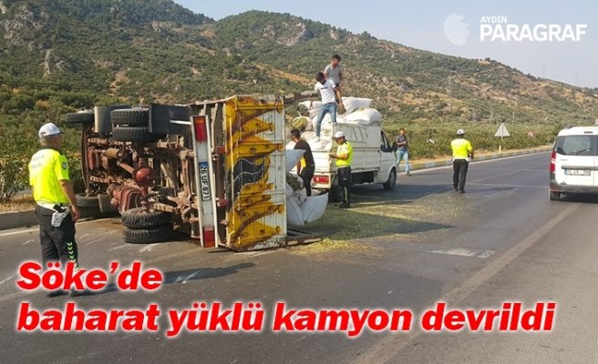 Söke’de baharat yüklü kamyon devrildi